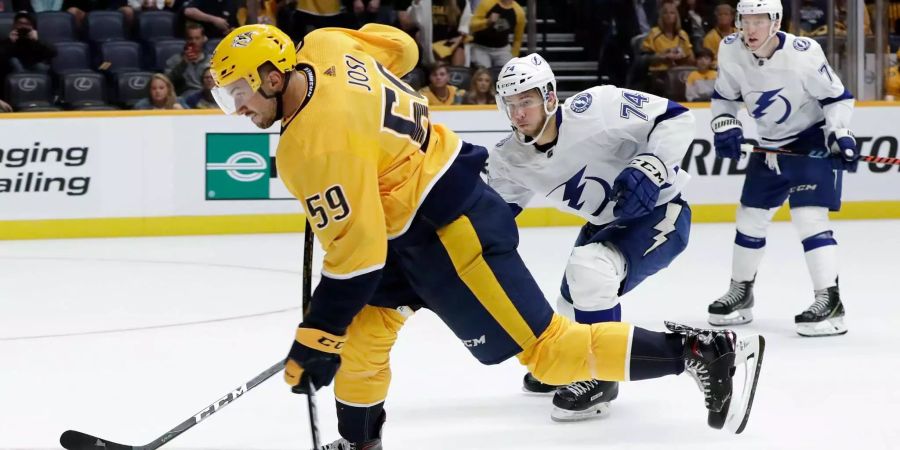 Nashvilles Roman Josi zieht im Spiel gegen Tampa Bay ab.