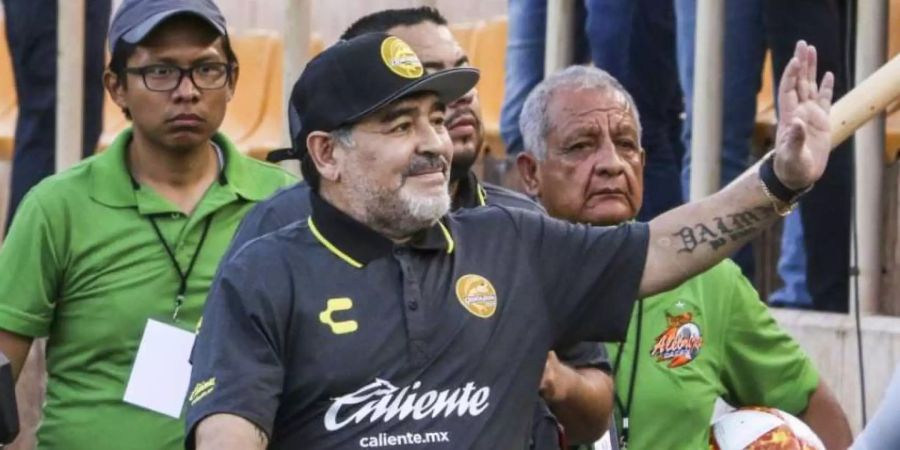 Diego Maradona winkt Fans zu.