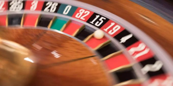 Eine Kugel rollt auf dem Roulette-Rad in einem Casino. (Symbolbild) Casino