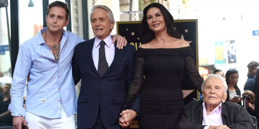 Kirk Douglas (r.) begleitete seinen Sohn Michael Douglas (2.v.l.), dessen Frau Catherine Zeta-Jones (2.v.r.) und seinen Enkelsohn Cameron (l.) zur Preisverleihung.