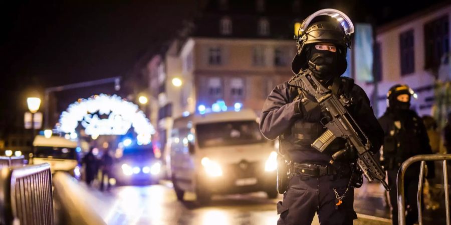 Einsatzkräfte der Polizei sichern einen Eingang zur Altstadt und damit zum Weihnachtsmarkt.