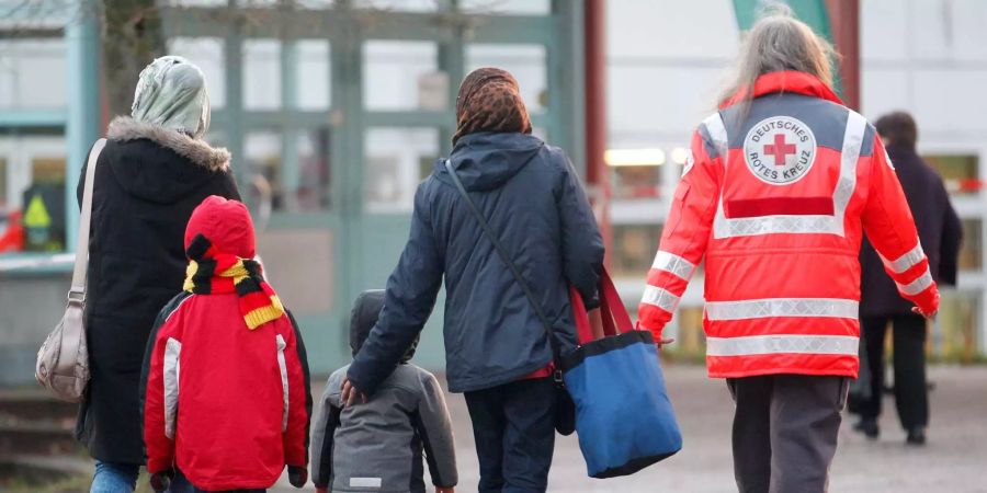 Menschen werden ins Evakuierungszentrum in ein Schulzentrum gebracht.