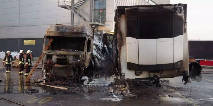 Die beiden Fahrzeuge erlitten einen Totalschaden.