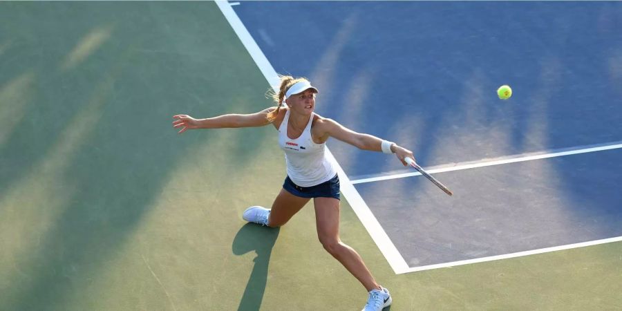 Jil Teichmann streckt sich an den US Open nach einer Rückhand (Archivbild).