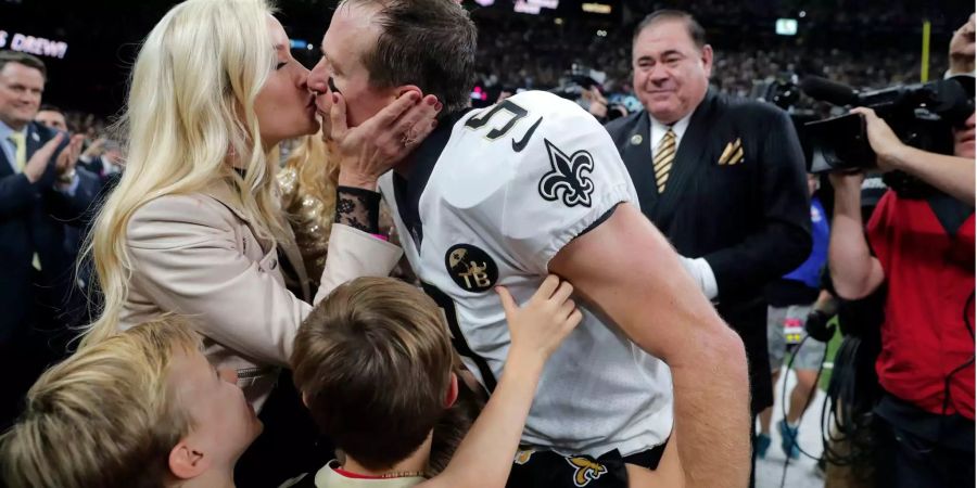 Beim 43:19-Sieg gegen die Washington Redskins zerlegen die Saints eine der bisher beseten Verteidigungen nach Belieben. Quarterback Drew Brees wirft dabei 3 Touchdown-Pässe und insgesamt für 363 Yards Raumgewinn: Damit steht er in der Kategorie «Passing Yards» mit 72'103 Yards neu an erster Stelle der ewigen NFL-Bestenliste –Grund genug, um das Spiel für fünf Minuten zu unterbrechen. In einem Spiel überholt er die beiden QB-Legenden Brett Favre und Peyton Manning. Was für eine Karriere!