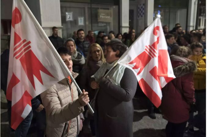 Personen in Moutier laufen mit Jurassischen Flaggen umher - Keystone Personen in Moutier laufen mit Jurassischen Flaggen umher - Keystone