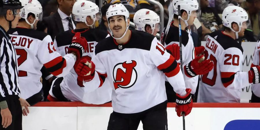 Brian Boyle lässt sich von den Kollegen für seinen Hattrick feiern.