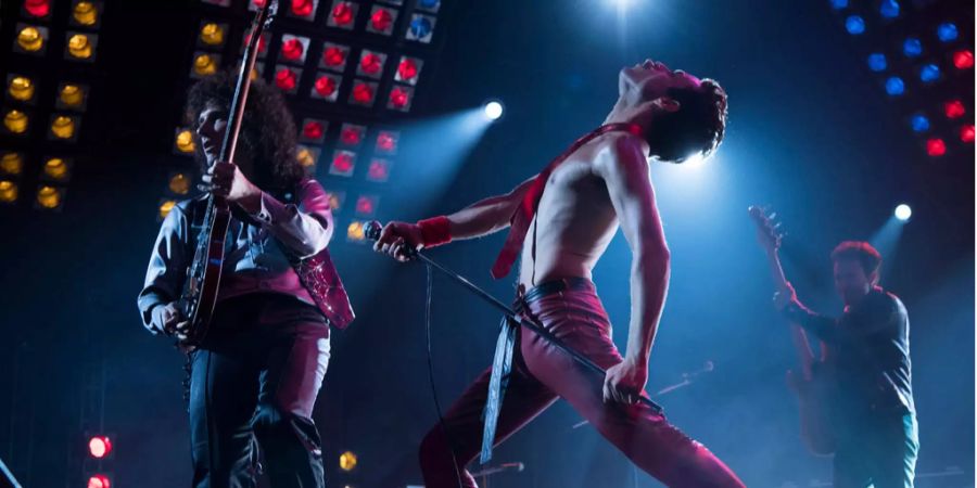 Dieses von Twentieth Century Fox veröffentlichte Bild zeigt Gwilym Lee (von links), Rami Malek und Joe Mazzello in einer Szene aus «Bohemian Rhapsody».