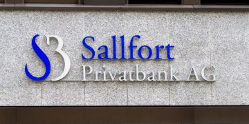 Logo der Sallfort Privatbank AG an der Fassade der Dufourstrasse 25 in Basel.