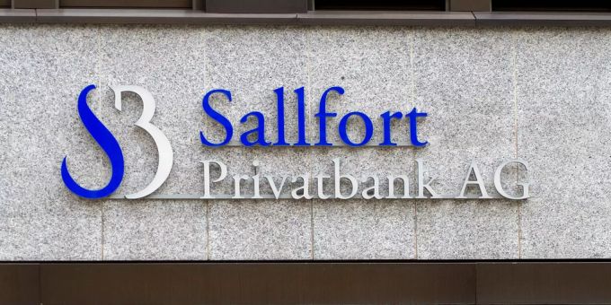 Logo der Sallfort Privatbank AG an der Fassade der Dufourstrasse 25 in Basel.