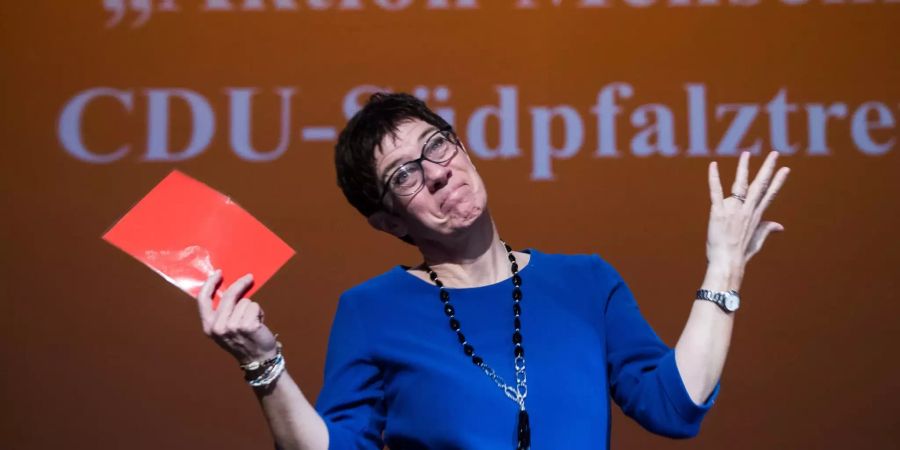 Annegret Kramp-Karrenbauer, Generalsekretärin der CDU, hat eine rote Karte aus dem Los-Topf gezogen und gestikuliert dabei.