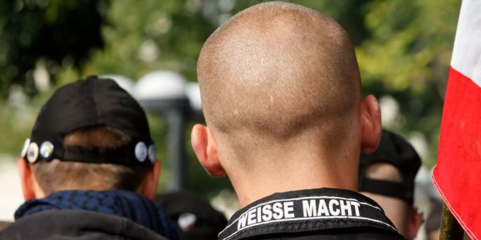Ein Rechtsradikaler mit der Aufschrift «Weisse Macht» an seiner Jacke. (Symbolbild) Neonazismus