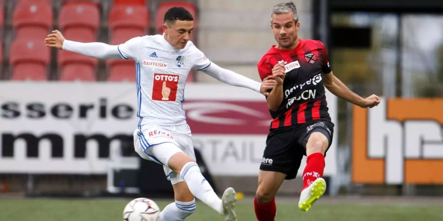 Xamax-Spieler Kamber und Luzerns Vargas im Duell.
