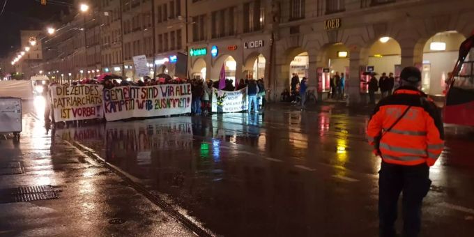 ÖV-Betrieb blockiert - Feministen-Kundgebung in Bern