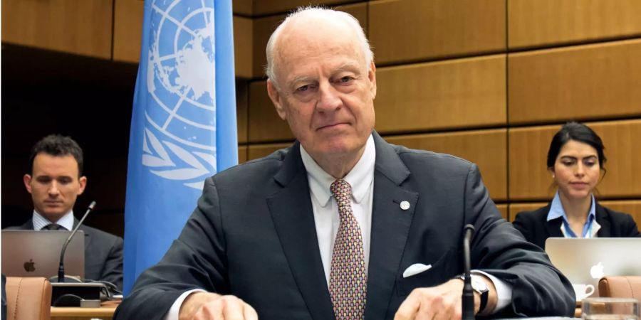 Der UN-Sondergesandte Staffan de Mistura sitzt vor Beginn der neunten Runde der Syrien-Verhandlungen an seinem Platz.