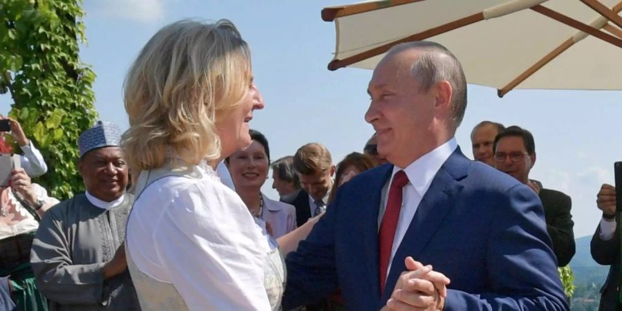 Karin Kneissl (FPÖ), Aussenministerin von Österreich, tanzt mit Wladimir Putin, Präsident von Russland im Gasthaus Tscheppe in der Steiermark.