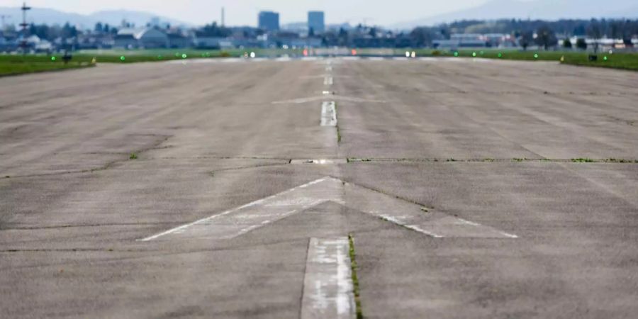 Eine Landepiste auf dem Militärflughafen in Dübendorf ZH.