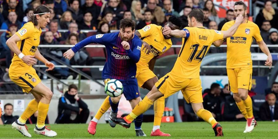 Lionel Messi im Zweikampf mit Athleticos Gabi.