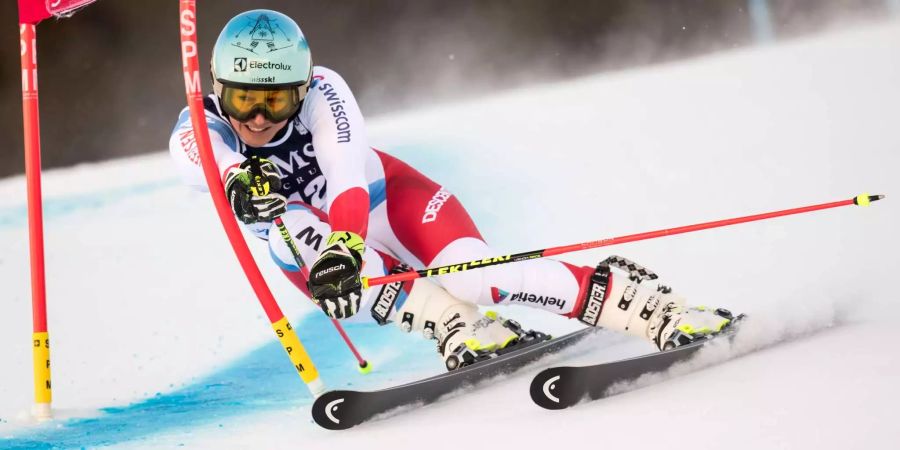 Wendy Holdener ist zweitbeste Schweizerin im ersten Lauf des Riesenslaloms in Lenzerheide GR.