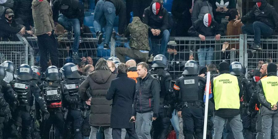 Den Sicherheitsverantwortlichen mit Hilfe der Polizei gelang es, die aufgebrachten Sion-Fans im Gästesektor zurückzuhalten.