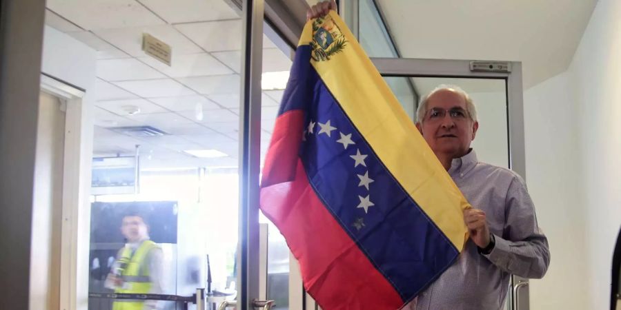 Der frühere venezolanische Bürgermeister von Caracas Antonio Ledezma hält im Flughafen El Dorado eine venezolanische Fahne hoch.