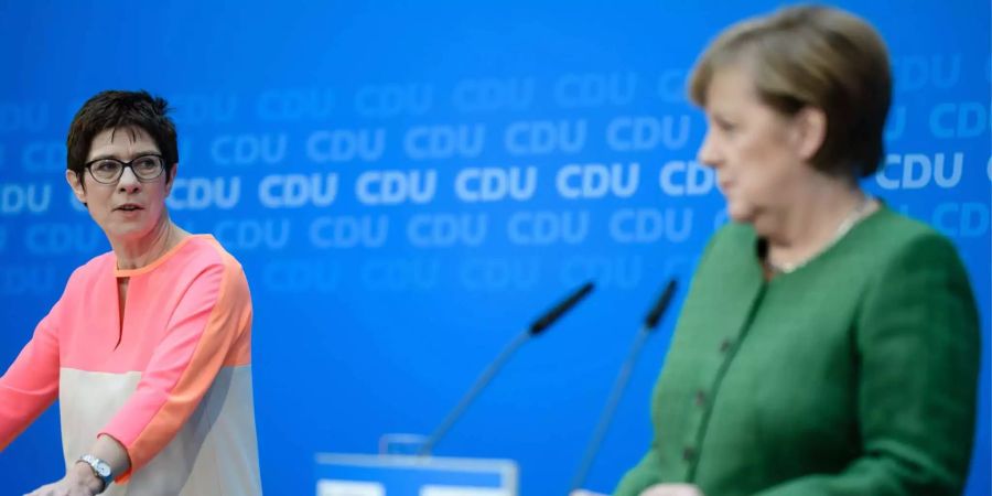 Die CDU-Vorsitzende Angela Merkel hatte Kramp-Karrenbauer am Montag in Berlin als Nachfolgerin von Peter Tauber vorgestellt.