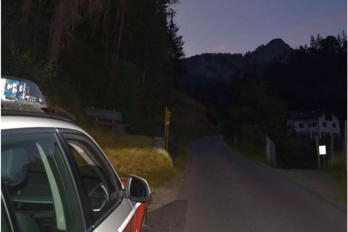 Die Feuerwehr musste mit ihrer Mannschaft bis 1'400 Meter über Meer, um die Flammen zu tilgen. Die Feuerwehr musste mit ihrer Mannschaft bis 1'400 Meter über Meer, um die Flammen zu tilgen.