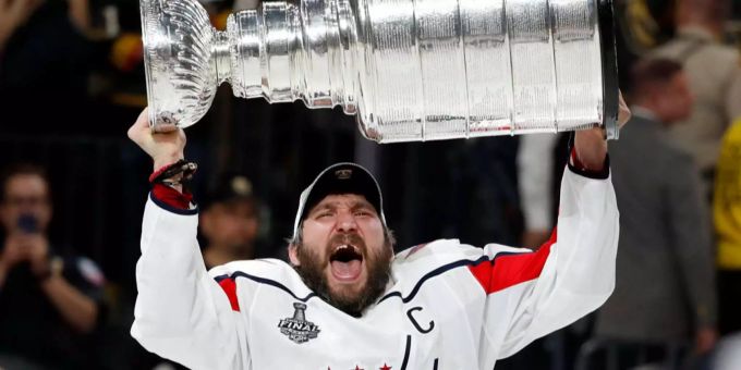 Auf diesen Moment musste er lange warten: Capitals-Captain Alexander Owetschkin stemmt die Stanley-Cup-Trophäe in die Höhe.