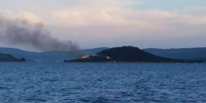 Die Liebesinsel, die aus der Luft wie ein Herz aussieht, steht in Flammen. Die Liebesinsel, die aus der Luft wie ein Herz aussieht, steht in Flammen.