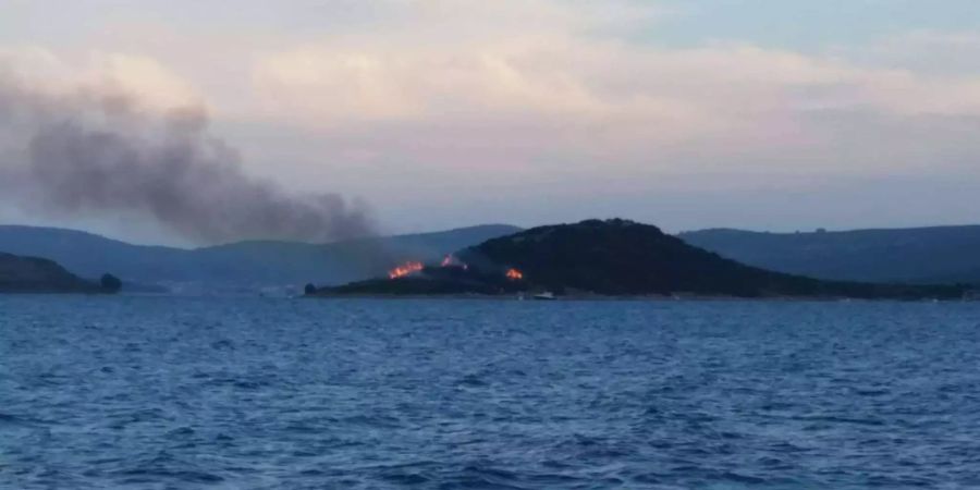 Die Liebesinsel, die aus der Luft wie ein Herz aussieht, steht in Flammen.