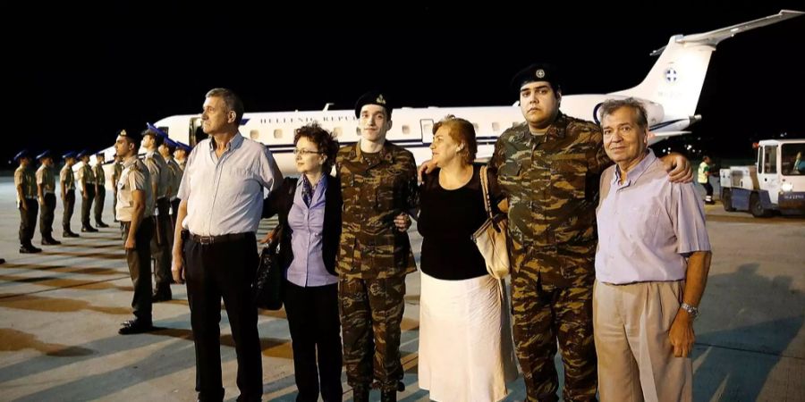 Die griechischen Soldaten werden am Flughafen in Thessaloniki von ihren Familien empfangen.