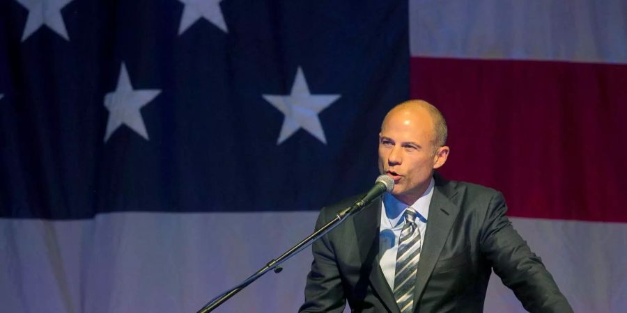 Anwalt Michael Avenatti steht bei einer Rede vor der US-Flagge.