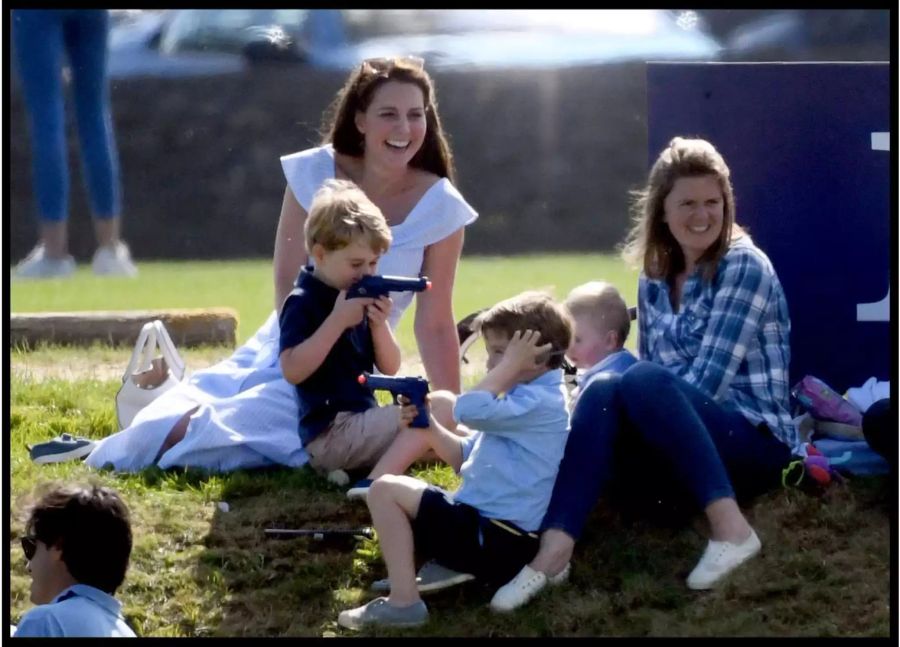 Dieses Foto sorgt in Grossbritannien für einen Skandal: Der kleine Prinz George zielt mit seiner Spielzeugwaffe auf ein Gspänli.