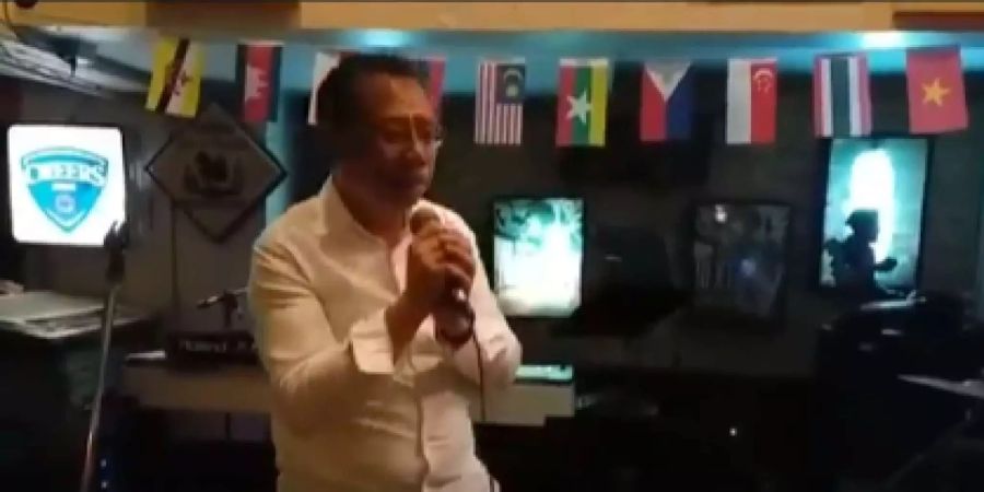 Narongsak Osottanakorn, der Gouverneur der Provinz Chiang Rai, verabschiedet sich mit dem Lied «Erinnere Dich an Chiang Rai».