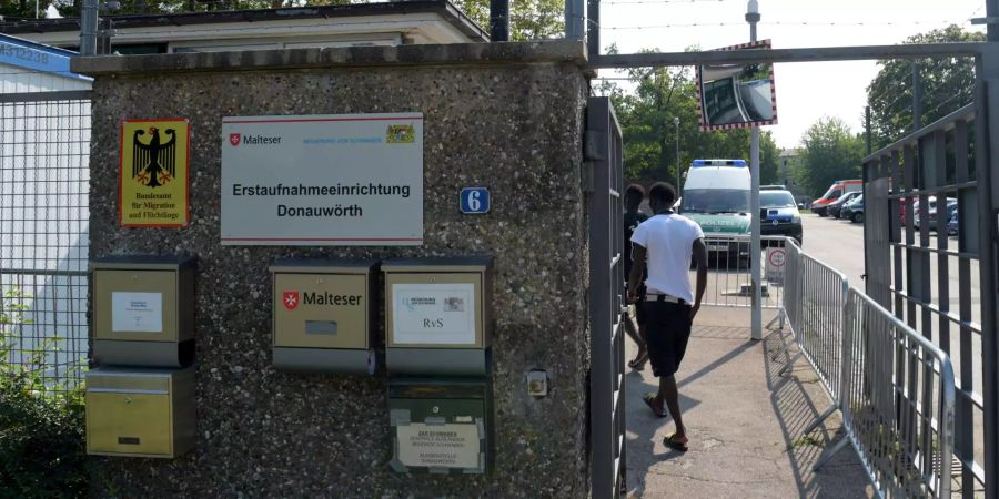 Ein Mann betritt ein deutsches Ankerzentrum.