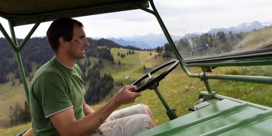 Ein Schweizer Bauer während der Arbeit in Obermatt BE.