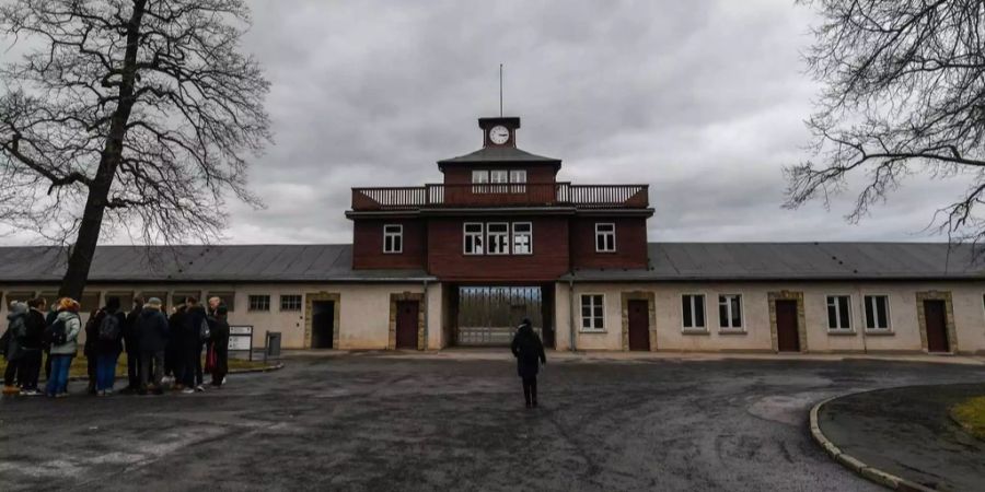 Der Haupteingang zum ehemaligen nationalsozialistischen Konzentrationslager Buchenwald in Weimar (D).