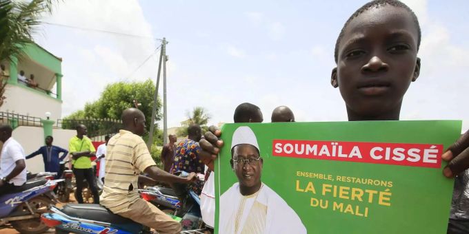 Mali: Ein Junge unterstützt seine Hoffnung Soumaila Cissé. Mali: Ein Junge unterstützt seine Hoffnung Soumaila Cissé.