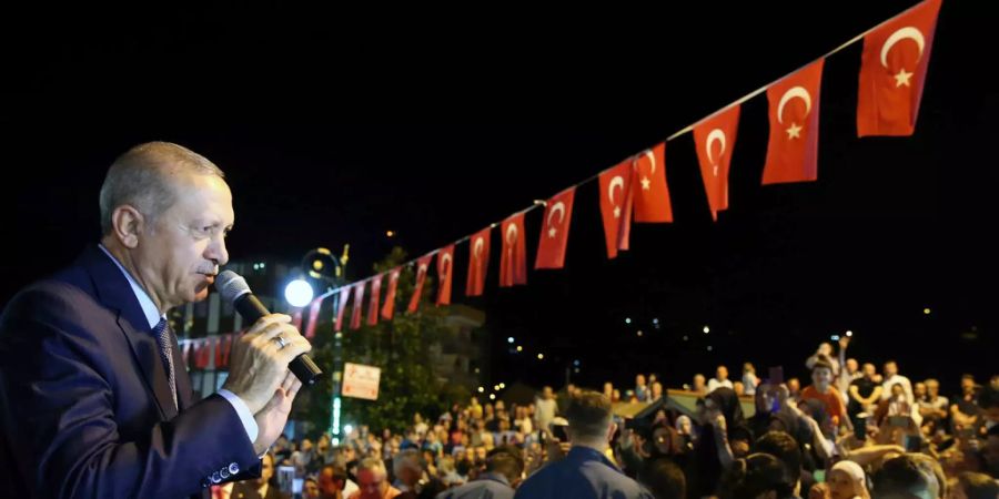 Der türkische Staatspräsident Recep Tayyip Erdogan vor seinen Unterstützern.