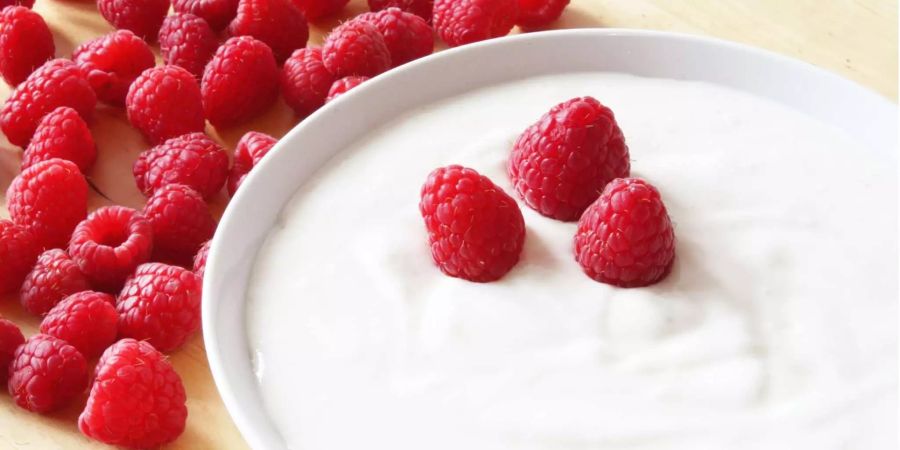 Ungezuckertes Naturjoghurt – allenfalls gemischt mit Beeren oder Früchten – kühlt den Körper ab und tut der Darmflora gut.