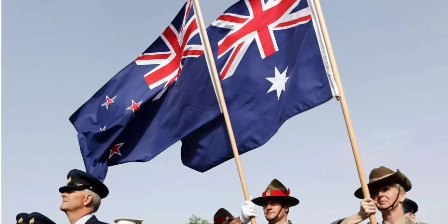 Die australische Flagge (rechts) sieht derjenigen Neuseelands zum Verwechseln ähnlich.