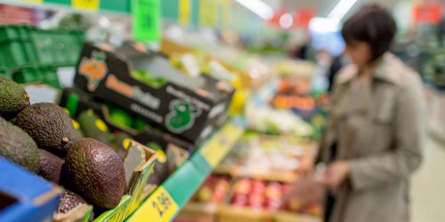 Avocados in einem Supermarkt.