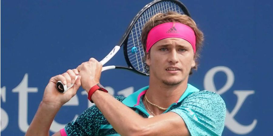 Alexander Zverev schlägt einen Ball am Turnier in  Cincinnati.