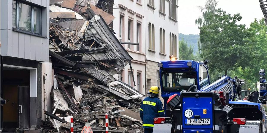 Bis zum Sonntagmorgen ist die Feuerwehr mit einem Grossaufgebot vor Ort.