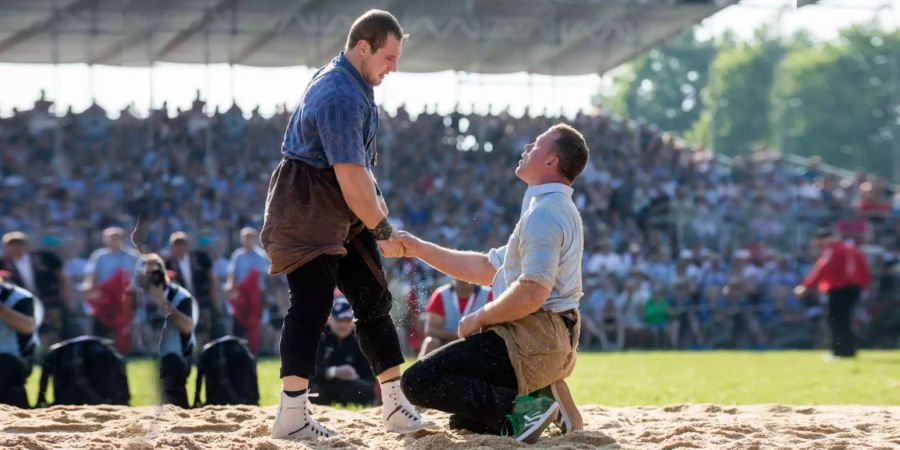 Wicki Joel (l.) gab bis zum Schlussgang nur einen halben Punkt ab und legte zum Auftakt gleich Schwingerkönig Sempach ins Sägemehl.