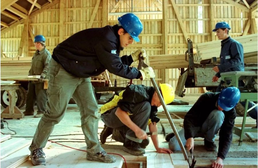 In der Branche «Dienstleistungen», in der Architektur und im Baugewerbe blieben am meisten Lehrstellen offen.