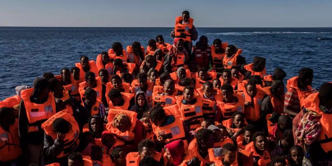 Die meisten EU-Länder weigern sich, gerettete Flüchtlinge bei sich aufzunehmen. Die meisten EU-Länder weigern sich, gerettete Flüchtlinge bei sich aufzunehmen.