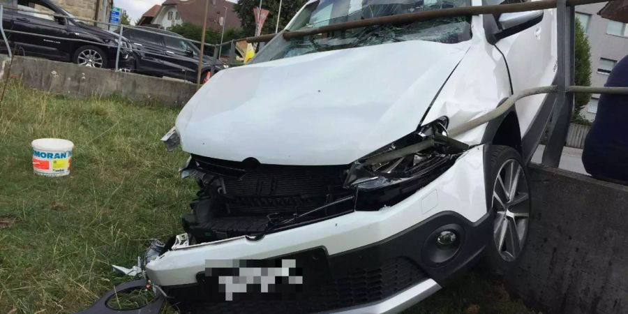 Das Auto musste durch eine Garage abgeschleppt werden - Kapo Freiburg