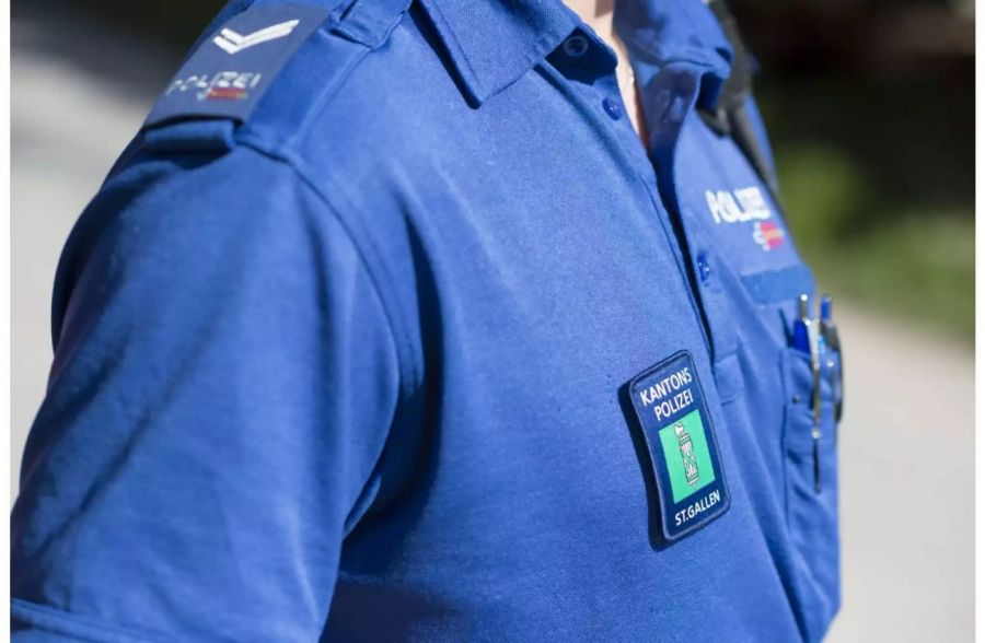 Blick auf einen Polizisten der Kantonspolizei St. Gallen - Keystone