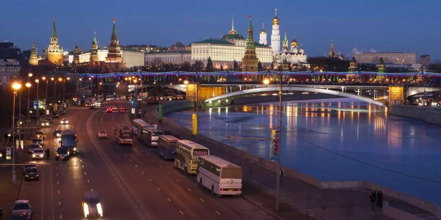 Eine Strasse in der russischen Hauptstadt Moskau bei Nacht.